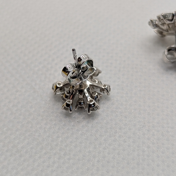 Elegant Silver Floral Stud Earrings - Picture 3 of 4